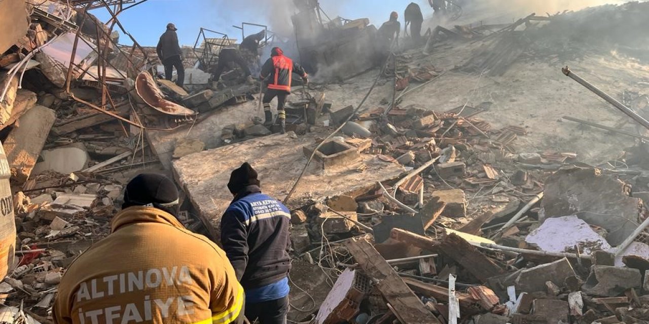 Hatay’da enkazda çıkan yangın söndürüldü