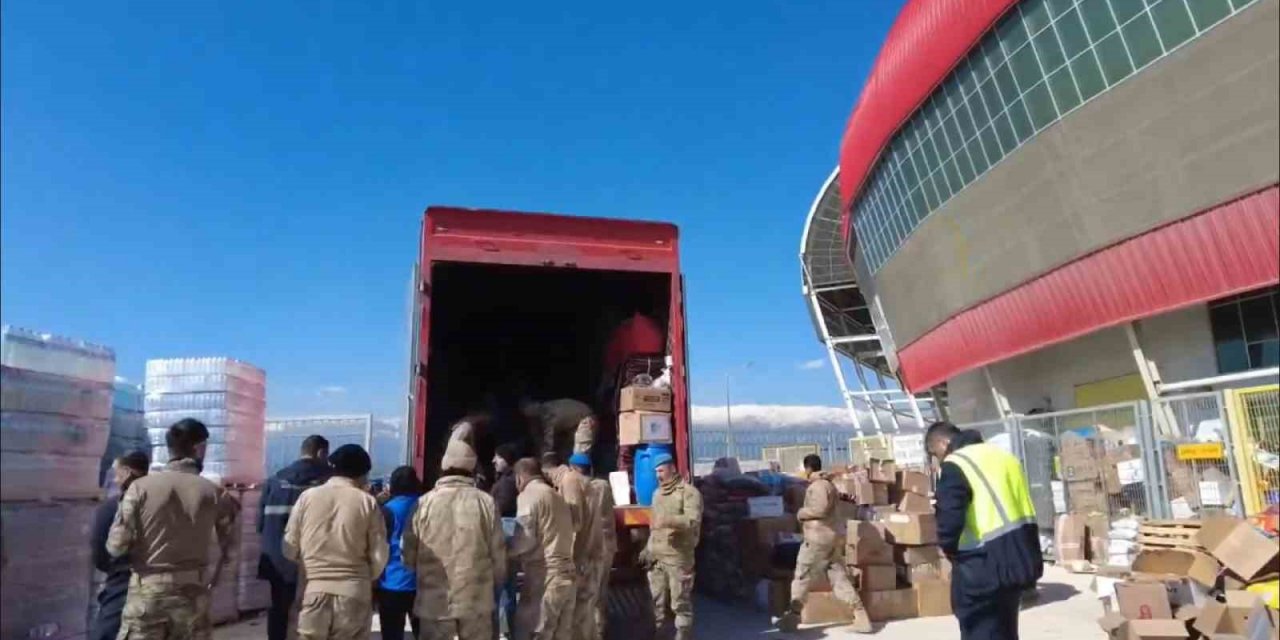 MSB, Hatay’da toplanan yardımları ihtiyaç bölgelerine sevk ediyor