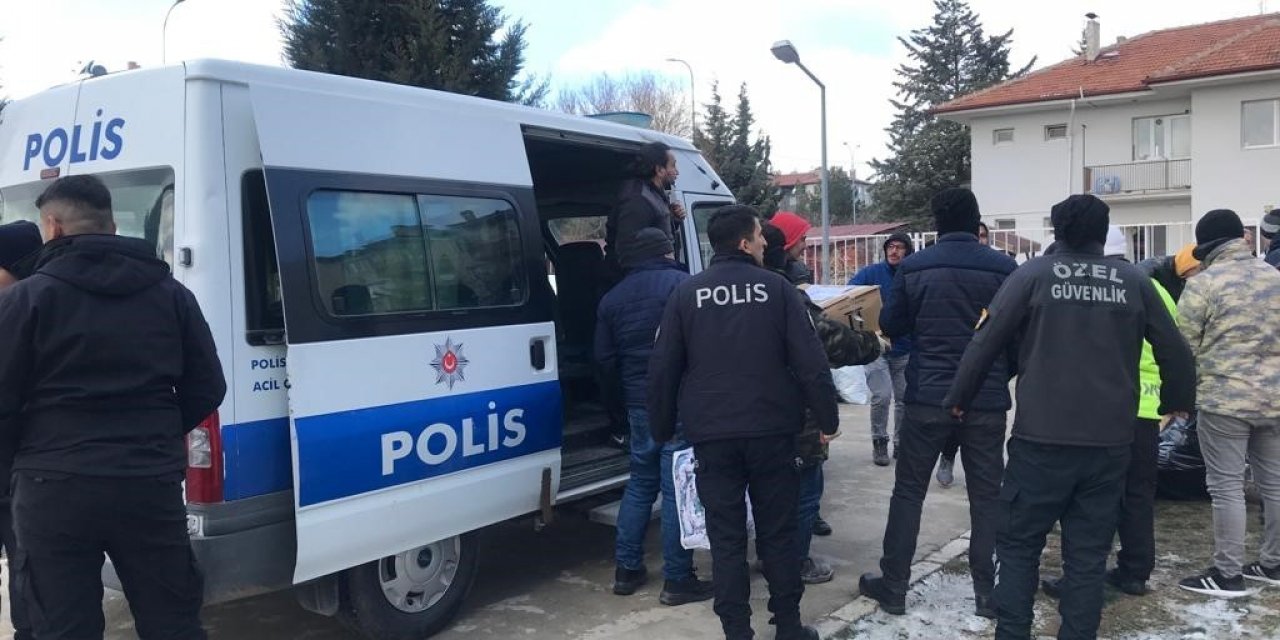 Depremzedelere polisten yardım eli