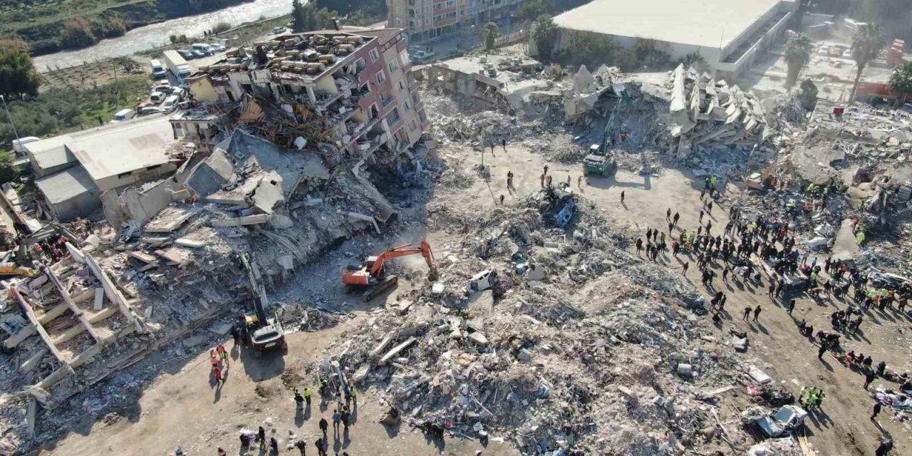 Yerle bir olan Hatay’da arama kurtarma çalışmaları havadan görüntülendi