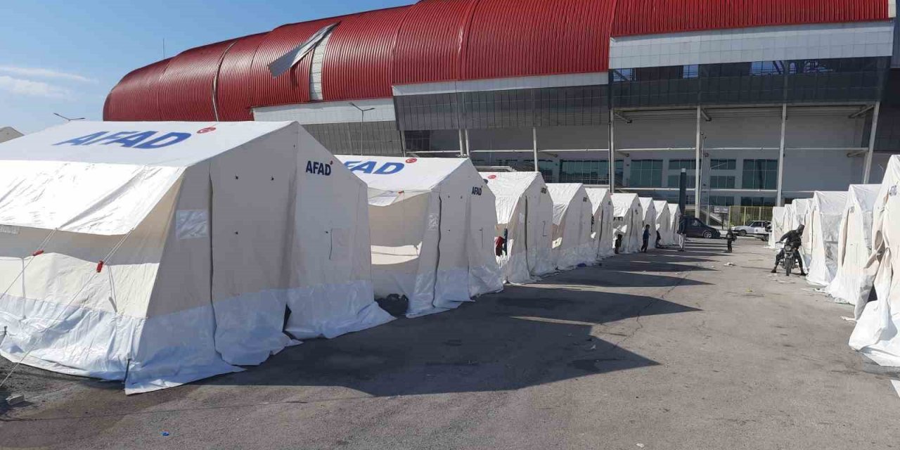 Çadır kentte yardımlar depremzedelerin yüzünü güldürdü