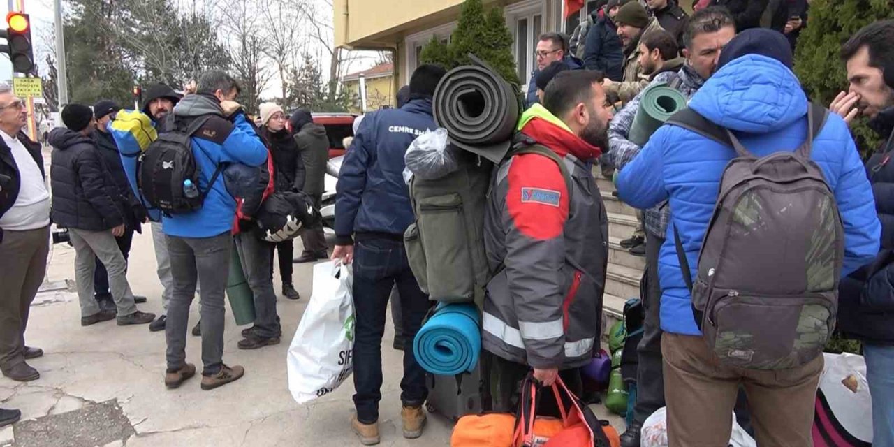 Yalova’dan 50 gönüllü öğretmen deprem bölgesine yardıma gitti