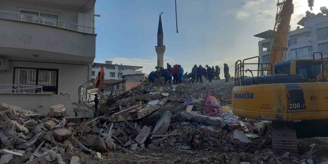 Depremde hasar gören ve tehlike arz eden minare ekipler tarafından yıkıldı