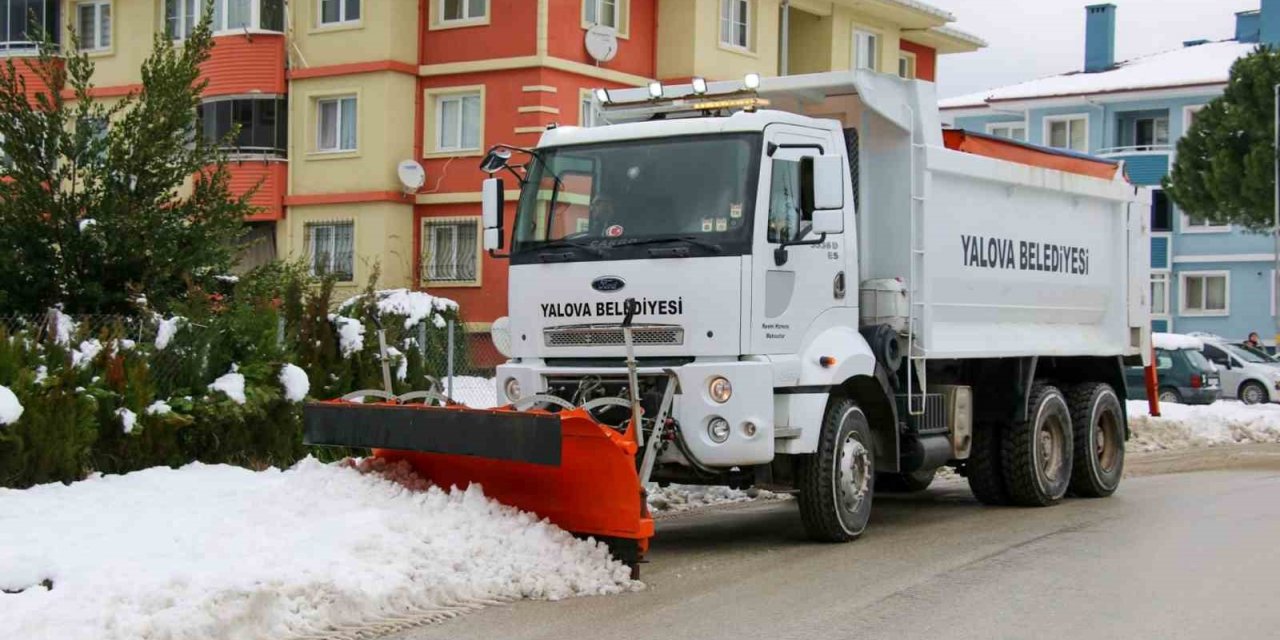 Yalova Belediyesi karla mücadele çalışmalarını sürdürüyor