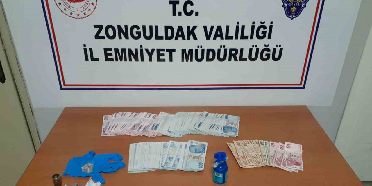 Otomobilin camını kırarak para çalan 2 şüpheli tutuklandı