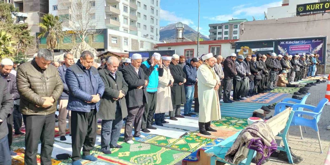 Cami depremde hasar gördü, cemaat meydanda cuma namazı kıldı