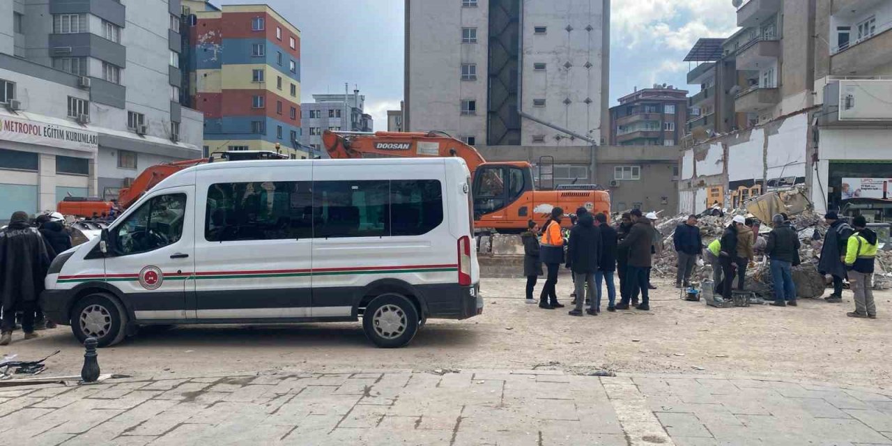 Kolonlarının kesildiği iddia edilen binada savcılık incelemesi