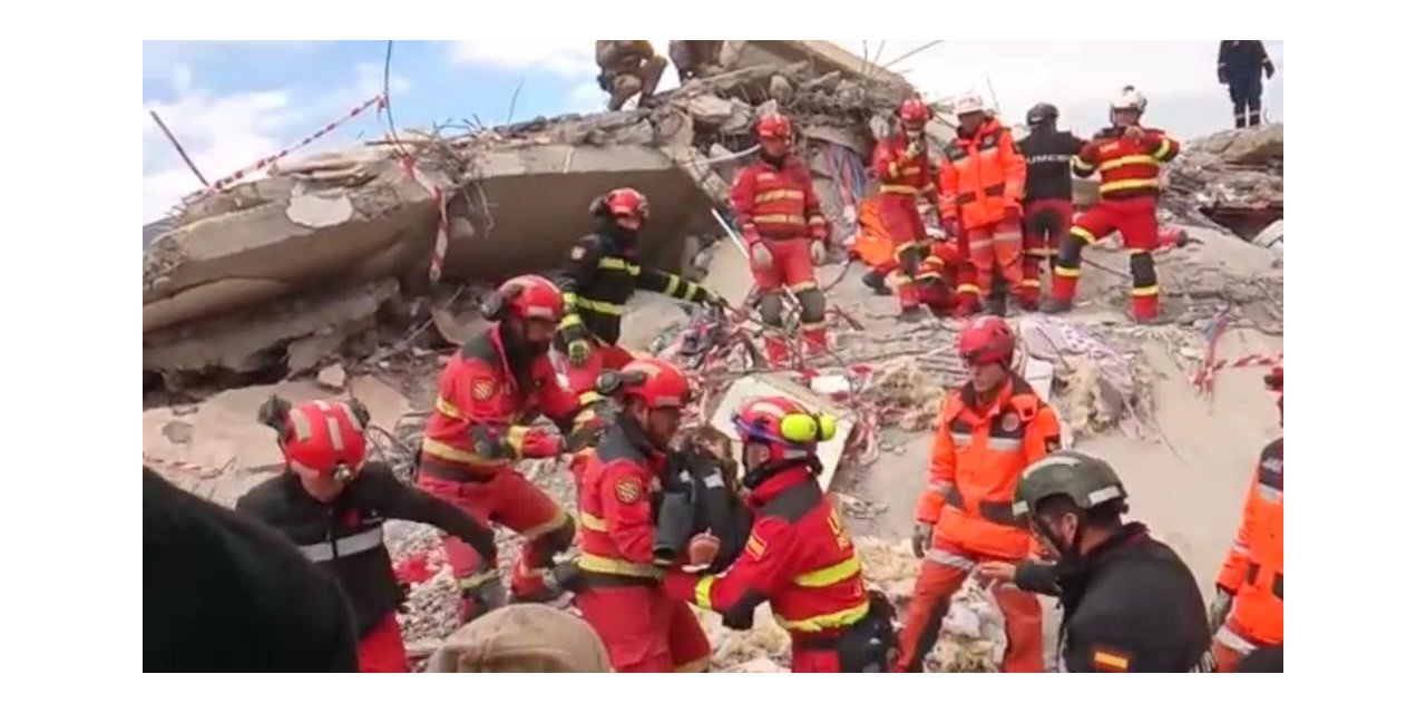 106 saat sonra enkazdan 2 çocuk canlı kurtarıldı