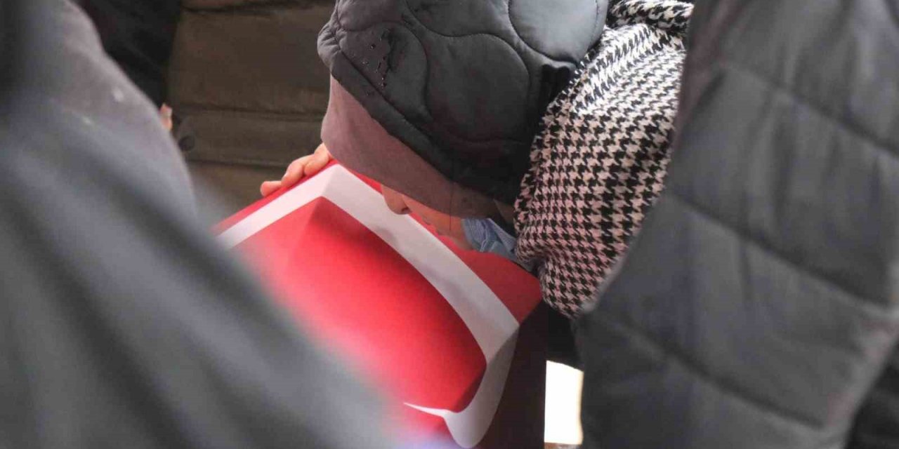 Depremde hayatını kaybeden astsubay, kızı ve annesi son yolculuklarına uğurlandı