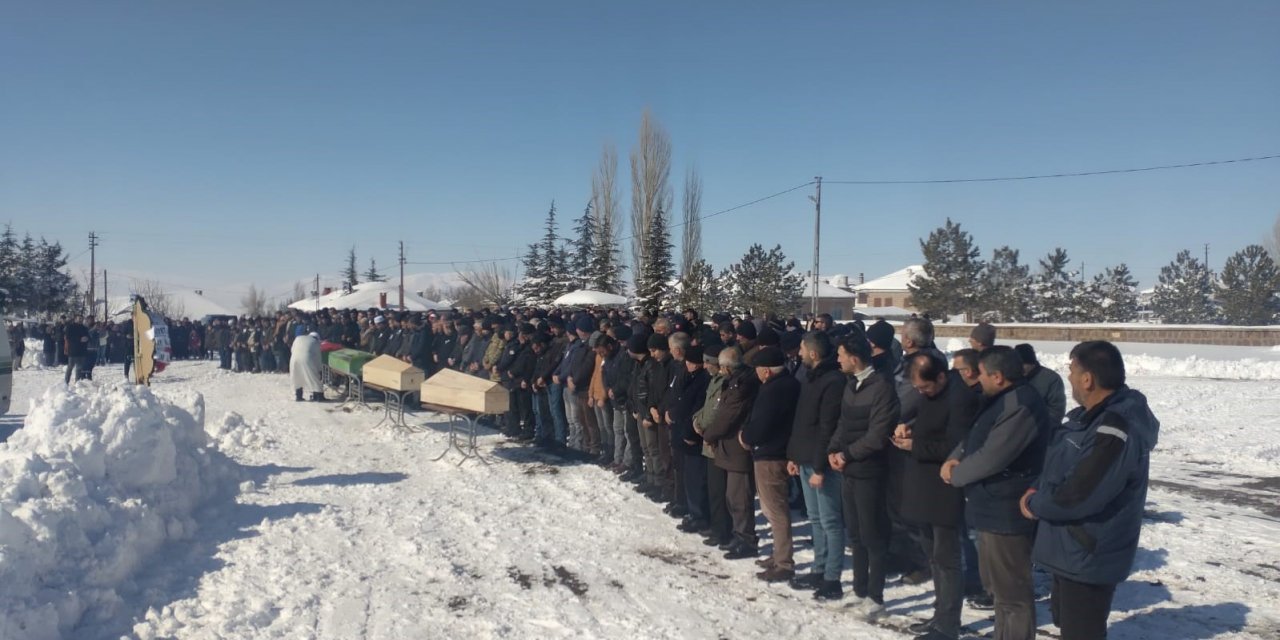 Depremde hayatını kaybeden polis ve ailesi toprağa verildi