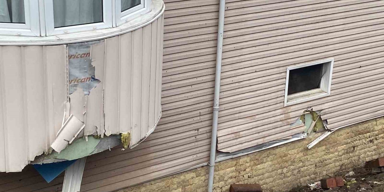 Yolu tutan istinat duvarı çöktü