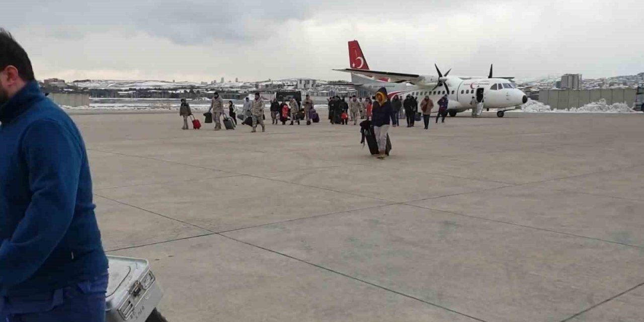 Mehmetçik, Kahramanmaraş’ta depremzedelerin tahliyesine devam ediyor