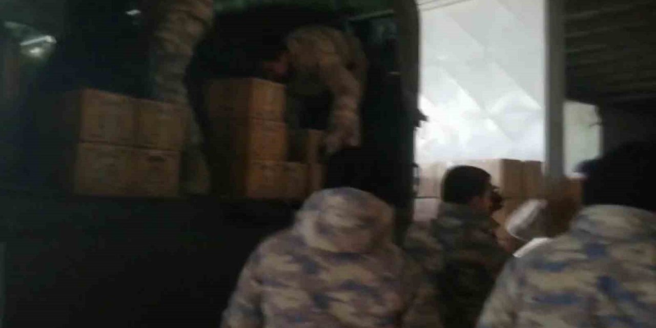 Mehmetçik, yardım malzemelerini intikalin zor olduğu bölgelere ulaştırıyor