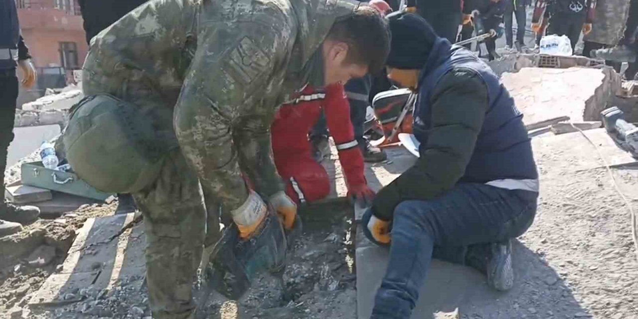 Mehmetçik, AFAD koordinesinde arama kurtarma çalışmalarına devam ediyor