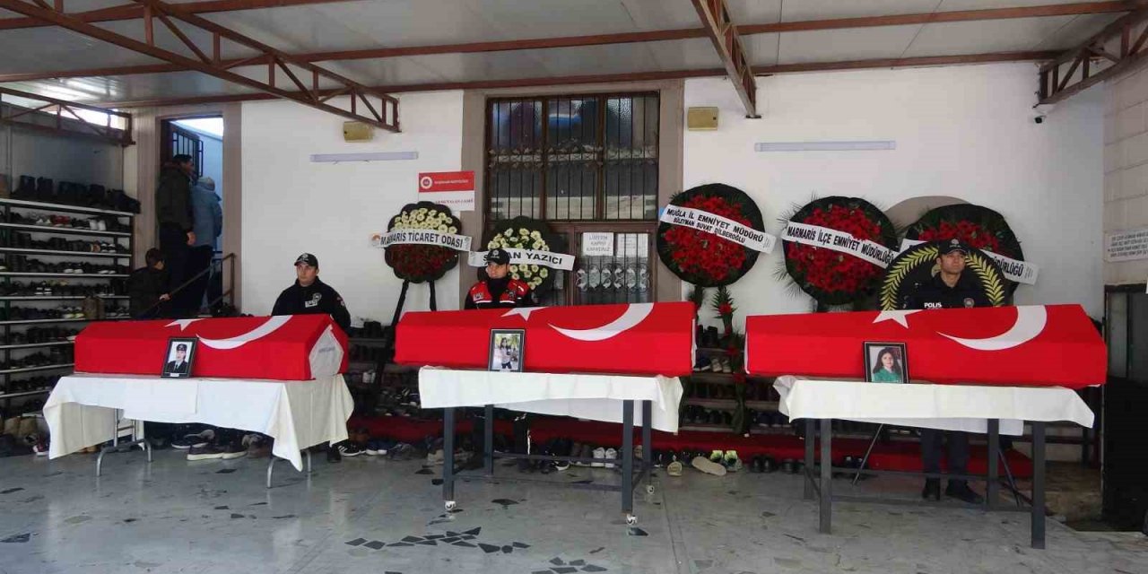 Depremde hayatını kaybeden polis memuru anne ve iki kızı Marmaris’te toprağa verildi