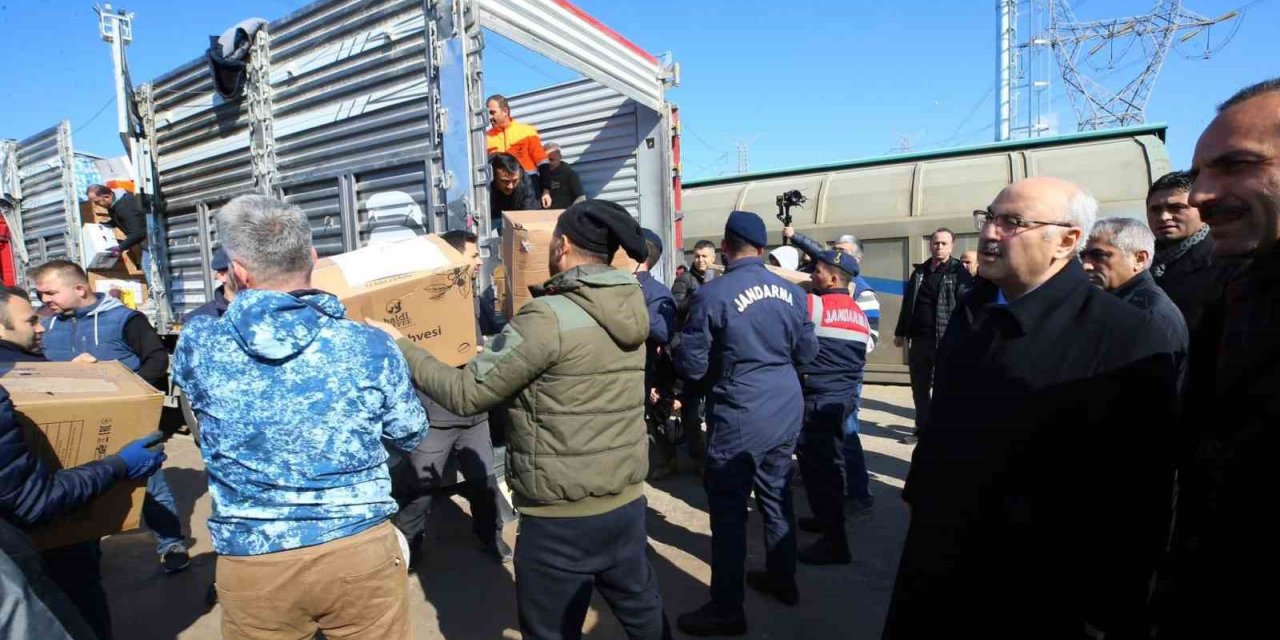 İzmir’den deprem bölgesine yardım treni