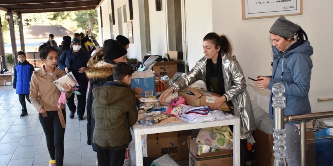 3’üncü Piyade Eğitim Tugay Komutanlığı depremzedelerle yakından ilgileniyor