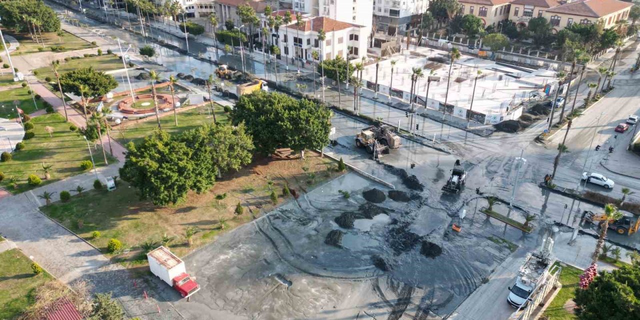 İskenderun’da deniz suyu altında kalan sahil kesiminde tahliye ve temizlik çalışması