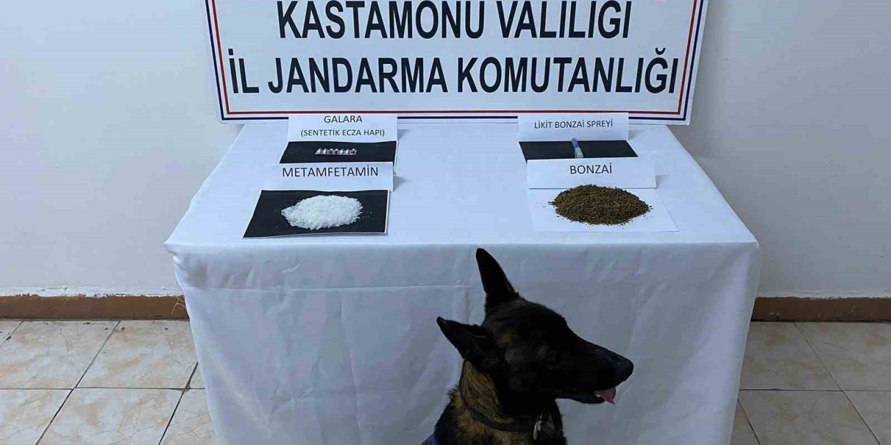 Yol kontrol sırasında durdurulan araçlarda uyuşturucu yakalandı: 6 gözaltı