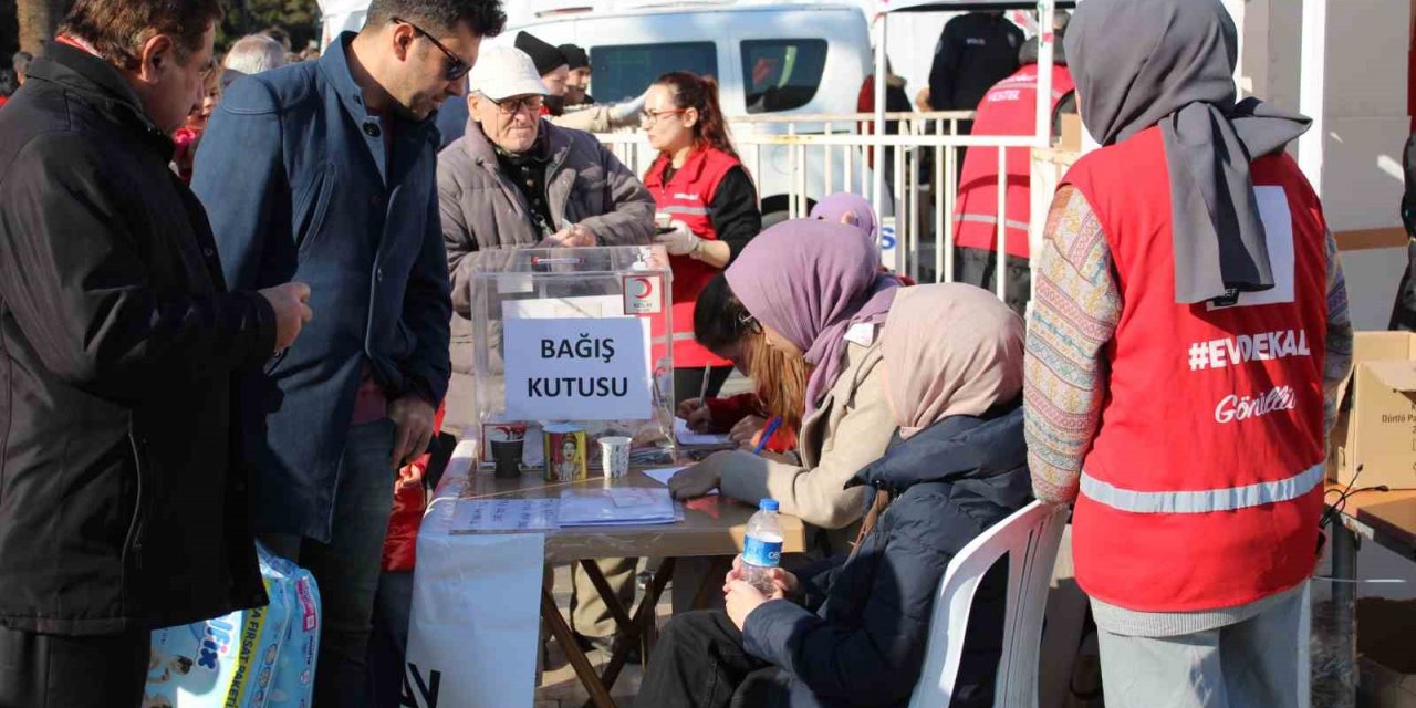 Aydınlıların depremzedeler için seferberliği 5’inci gününde de devam ediyor