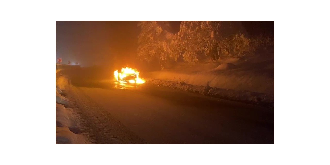 Seyir halindeki otomobil alev alev yandı