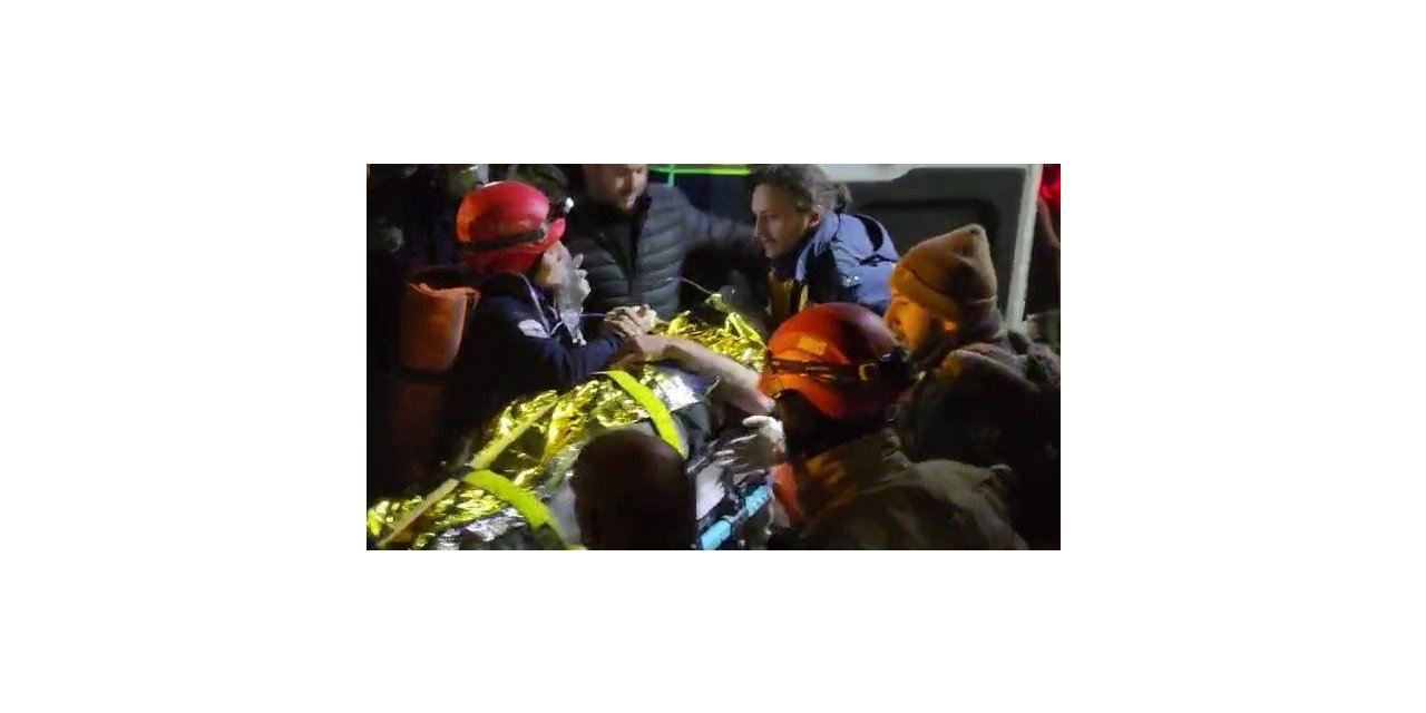 Depremin 112. saatinde enkaz altından kurtuluş