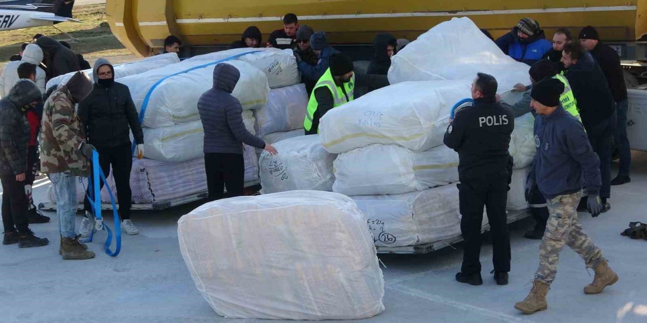 Uşak’tan deprem bölgesine uçakla battaniye gönderildi