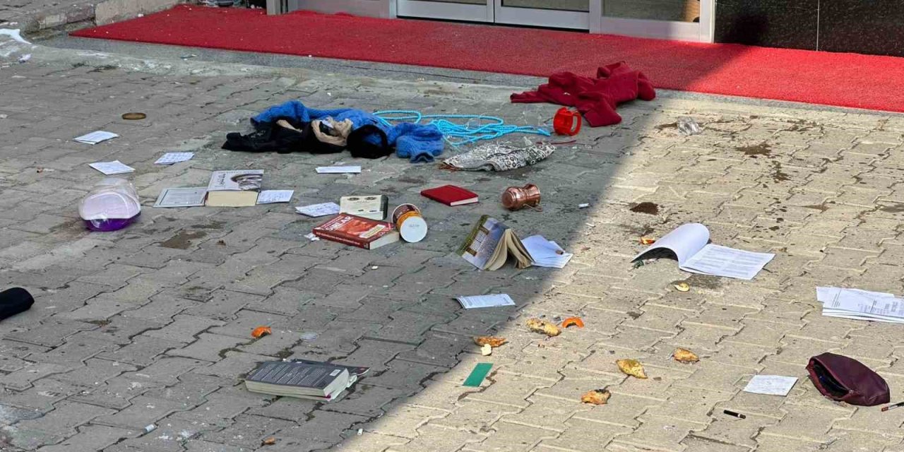 Evinde ne bulduysa dışarı attı