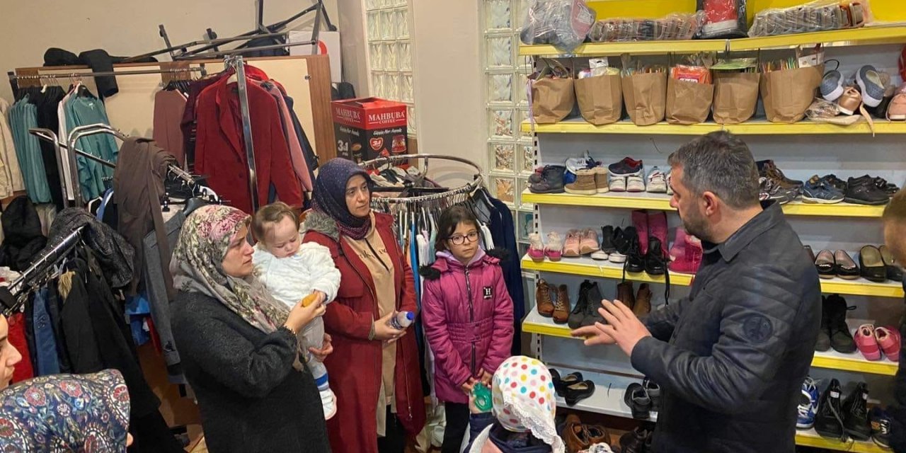 Pursaklar Belediyesi Tebessüm Çarşısı ile depremzedelerin yanında