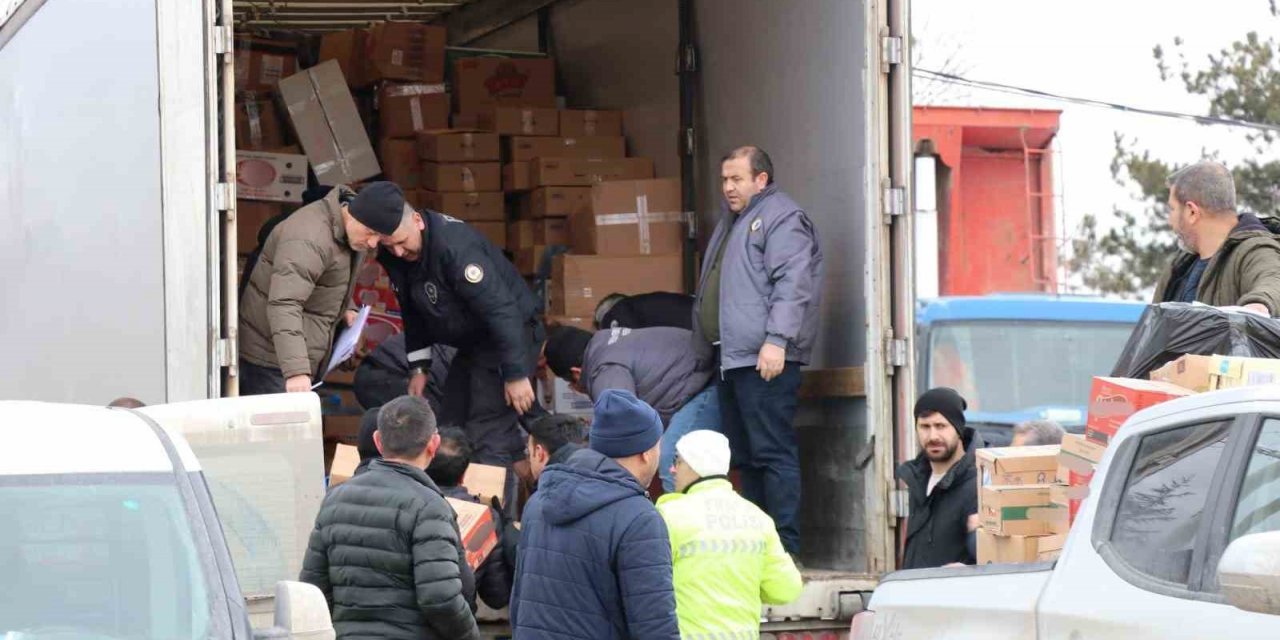 Emniyet müdürlüğü ekipleri 1 tır yardım malzemesi yolladı