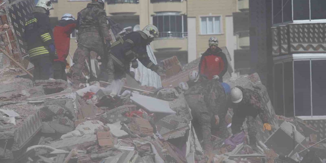 Enkazlarda ekiplerin kıymetli eşya hassasiyeti