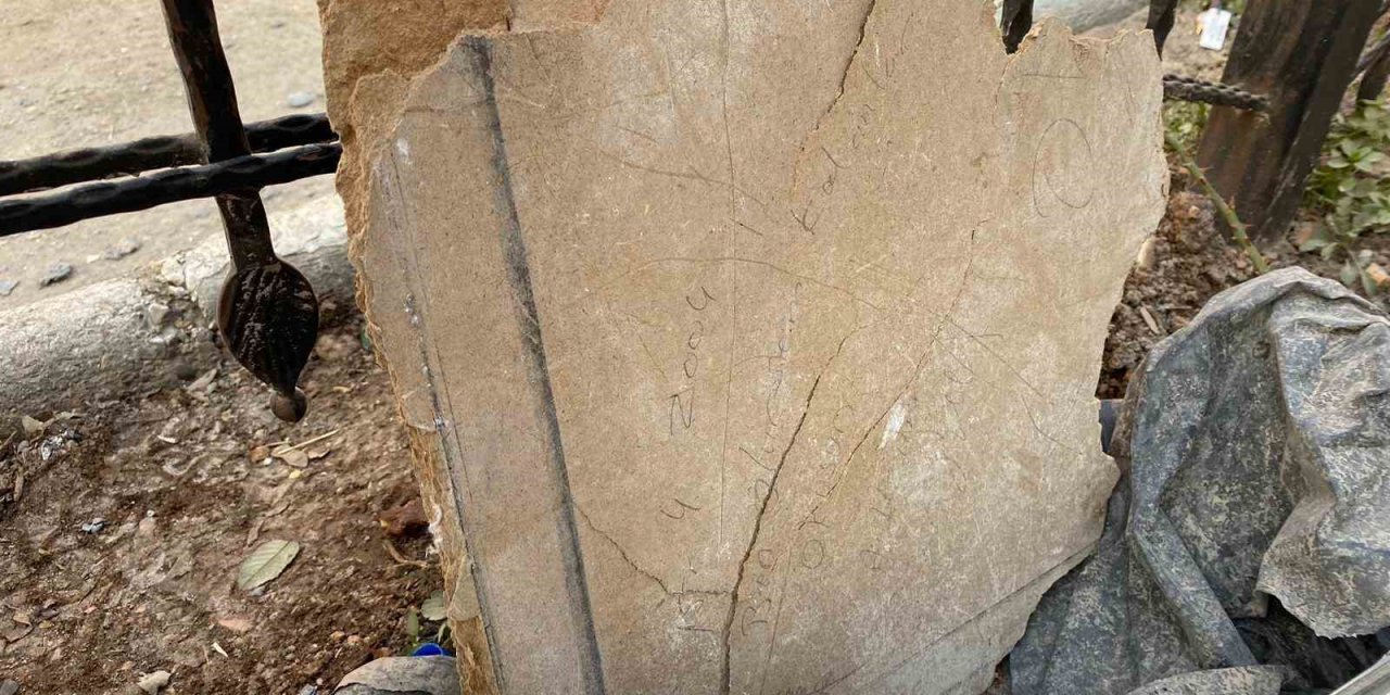 Kahramanmaraş’ta enkazda “Ben ölürsem kalanlar okusun” yazılı tahta parçası bulundu