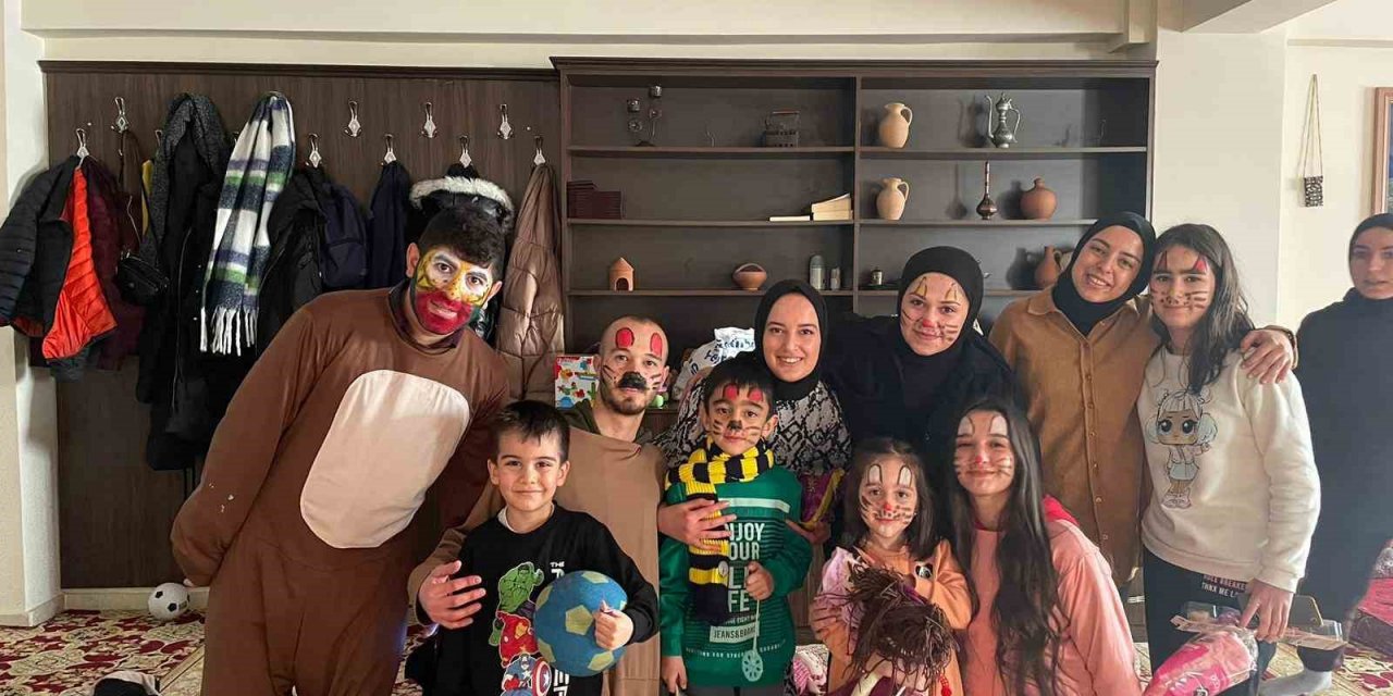 Üniversite öğrencileri, depremden etkilenen çocukları yalnız bırakmadı