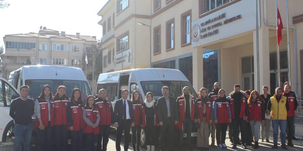 Muğla’dan kırmızı yelekliler depremzede vatandaşlar için yola çıktı