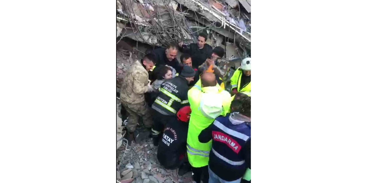 Enkaz altında kalan 2 kız kardeşin kurtarıldığı anlar ortaya çıktı