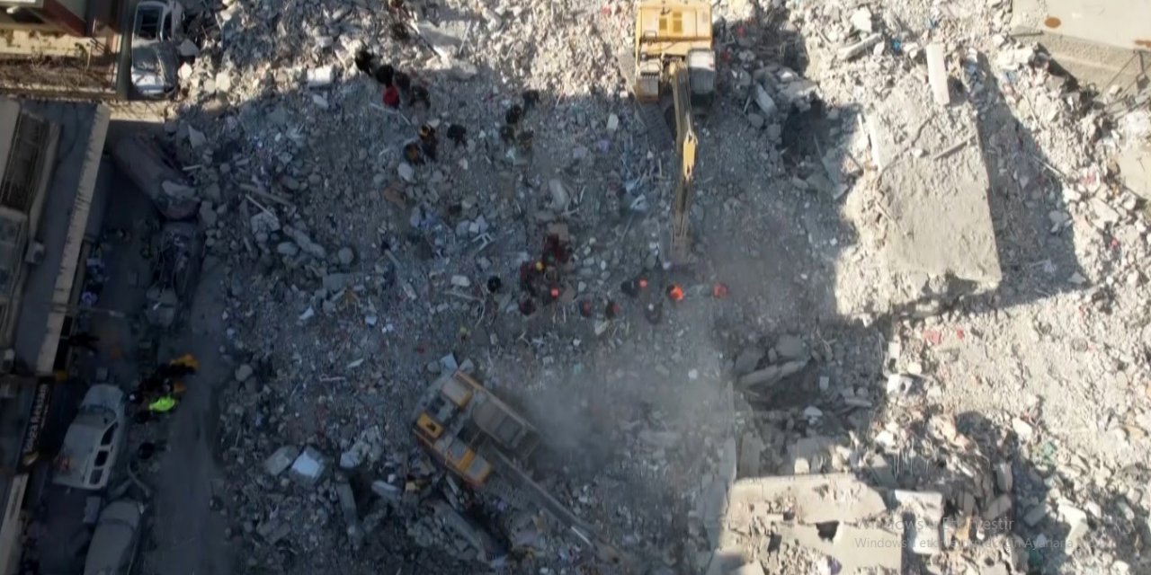 İskenderun’da arama-kurtarma çalışmaları drone ile görüntülendi