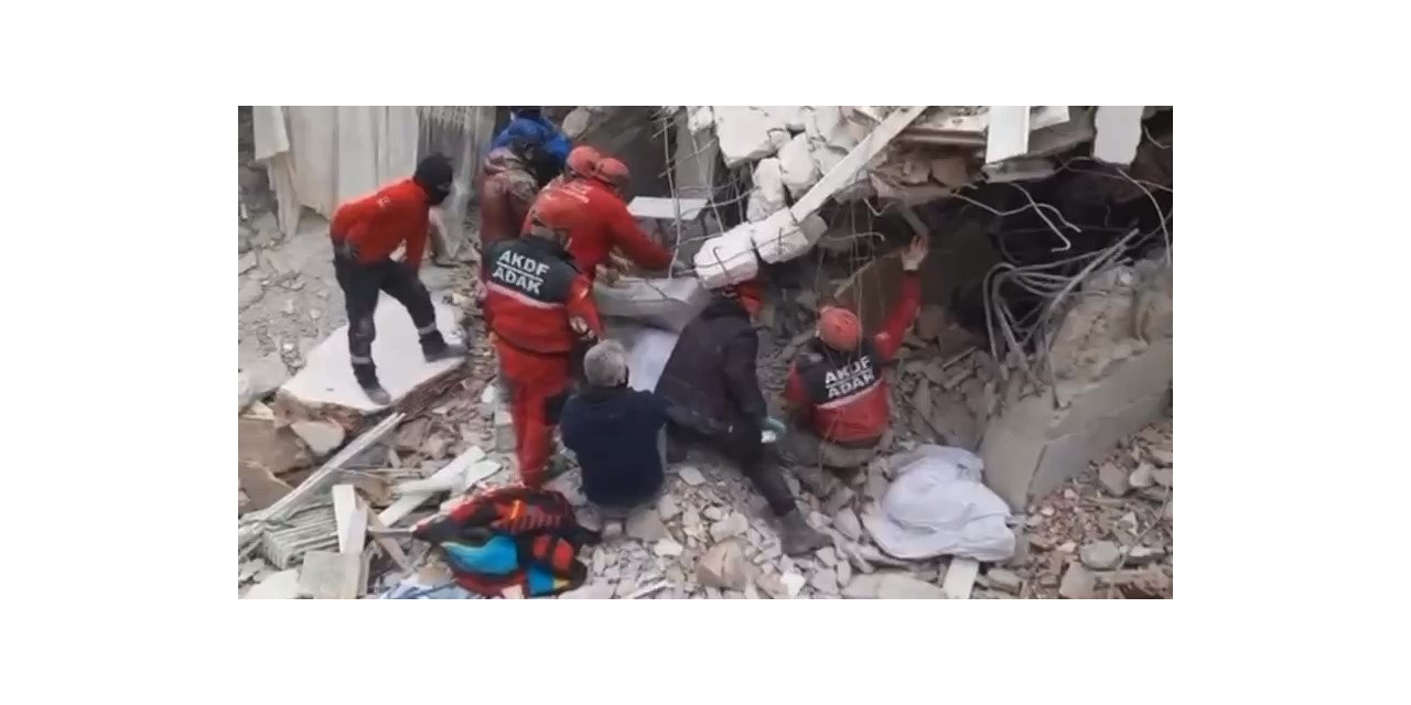 Kurtarma ekibinin enkaz altında kaldığı anlar kameraya yansıdı