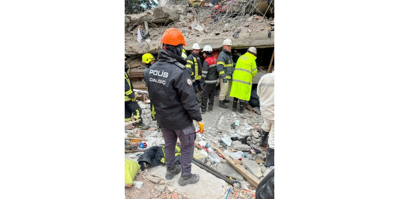 Van polisi 108 saat sonra bir kadını enkaz altından sağ çıkardı