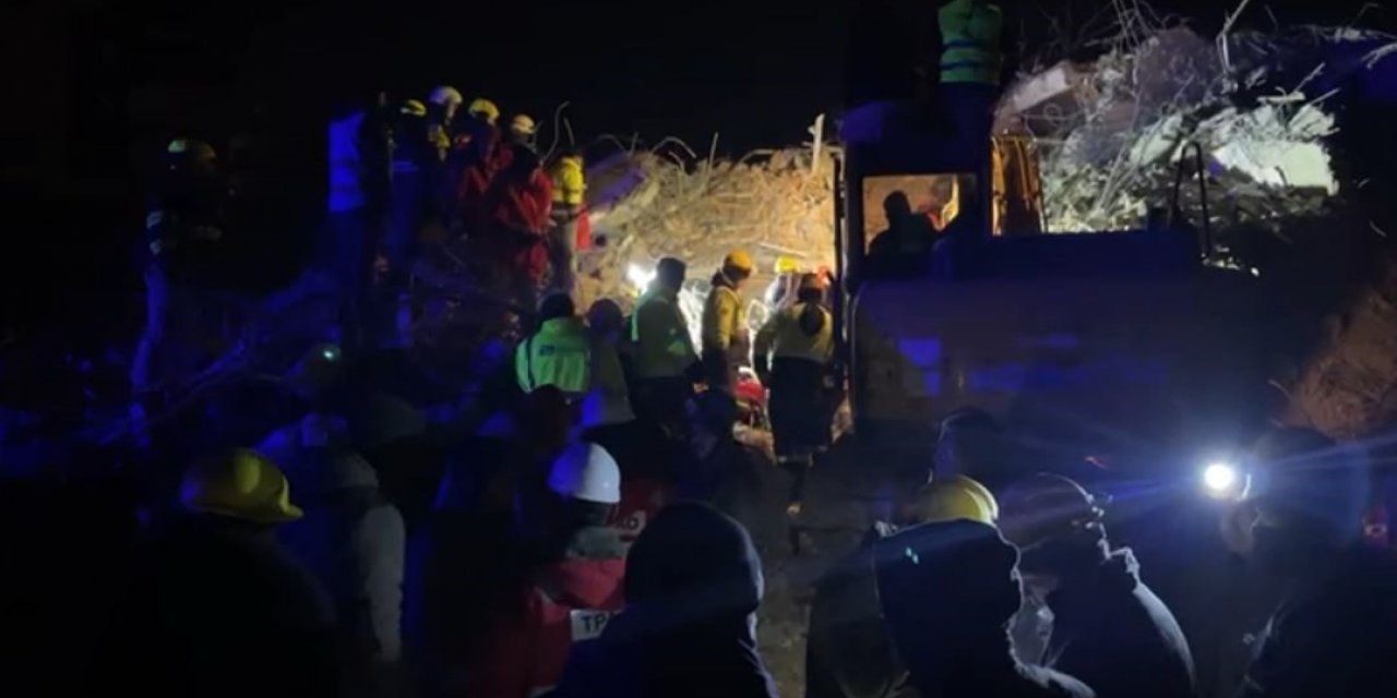 Tunceli AFAD ve Makedon ekip, 114 saat sonra depremzedeyi enkazdan canlı çıkardı