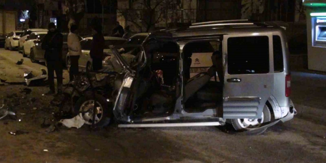 Ağır yaralı sürücü hastaneye sevk edilirken arabasını sayıkladı