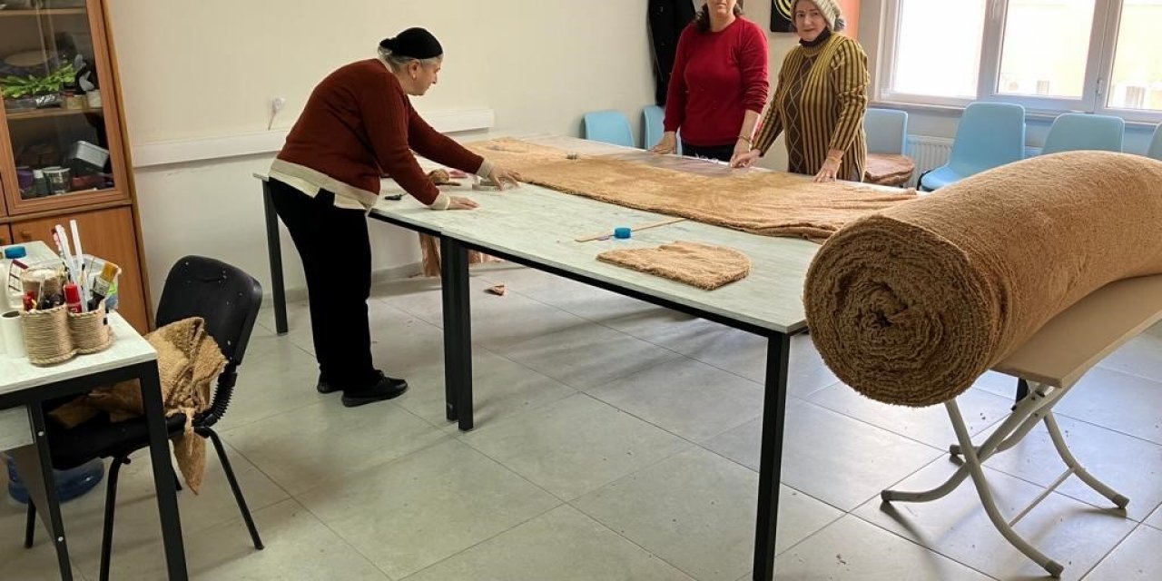 Halk Eğitim Merkezi depremzedeler için kıyafet dikiyor