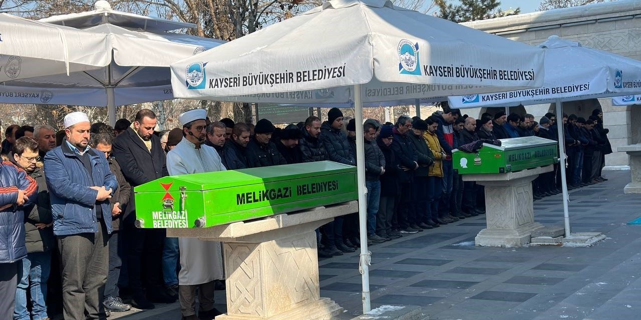 Depremde hayatını kaybeden anne ile oğlu toprağa verildi