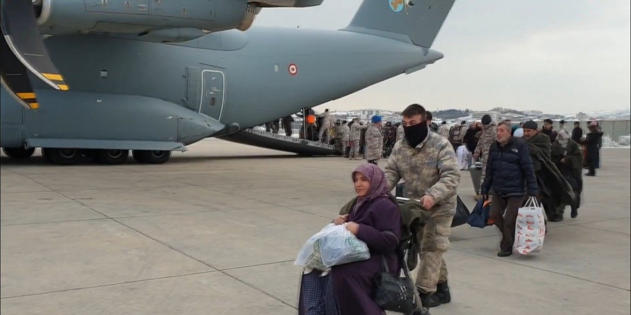 Malatya’daki depremzedeler uçaklarla Ankara’ya taşınmaya devam ediyor
