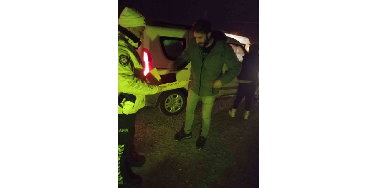 Polis ekiplerinden görenlerin içini ısıtan davranış