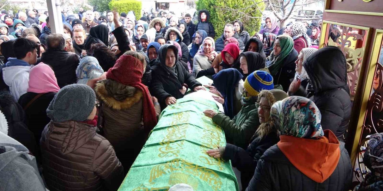 Depremde hayatını kaybeden anne ve 10 aylık bebeği son yolculuğuna uğurlandı