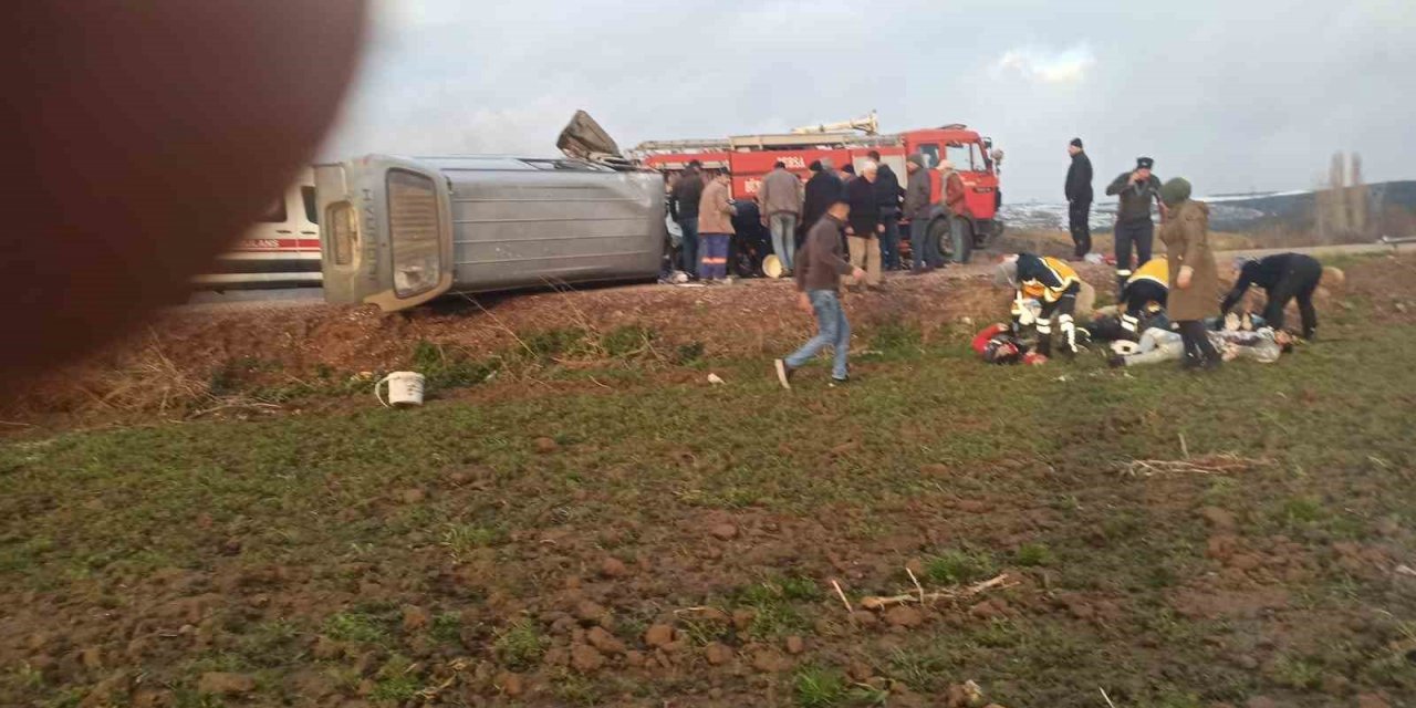 Minibüsle otomobil çarpıştı: 3 ölü 7 yaralı