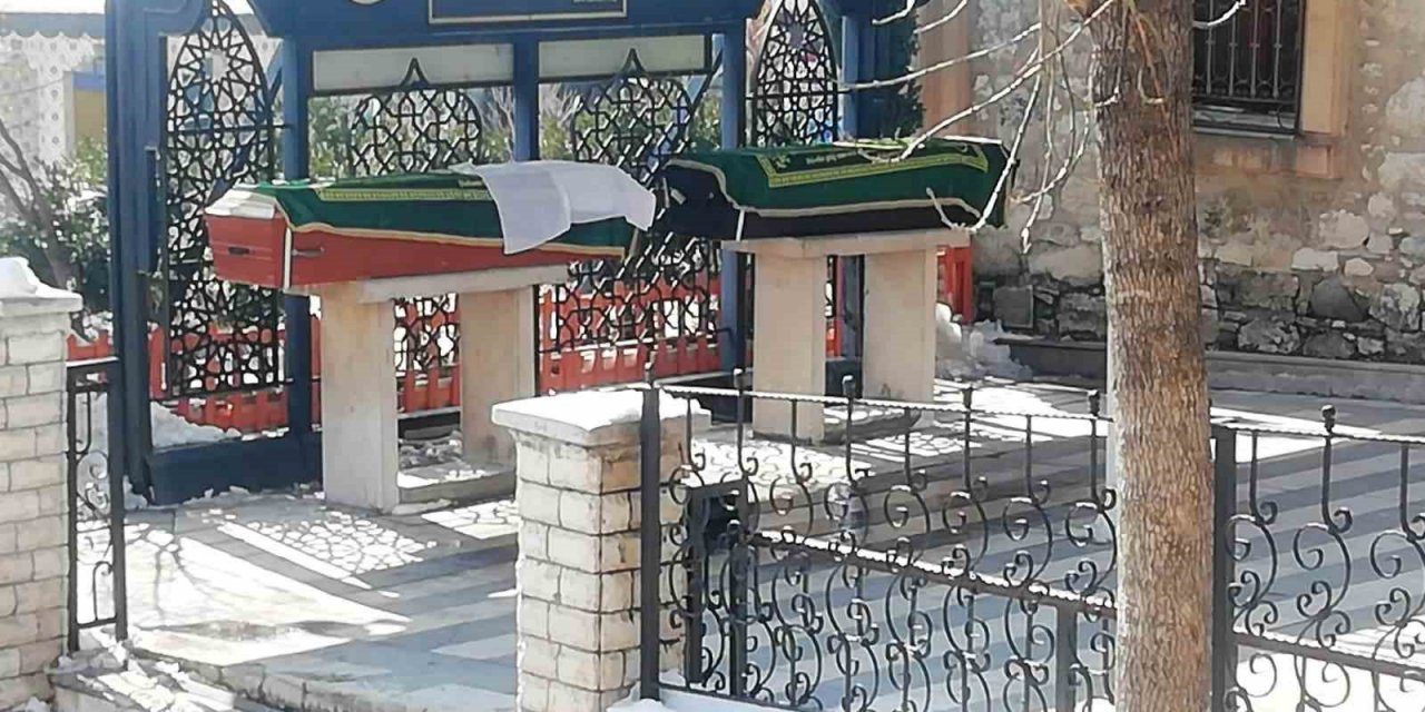 Depremde hayatını kaybeden baba ve kızı Emet’te toprağa verildi