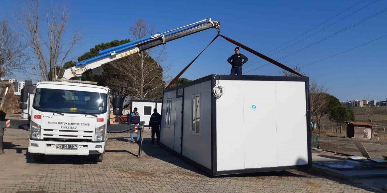 Manisa Büyükşehir Belediyesi ekipleri deprem bölgesi çalışmaları sürüyor