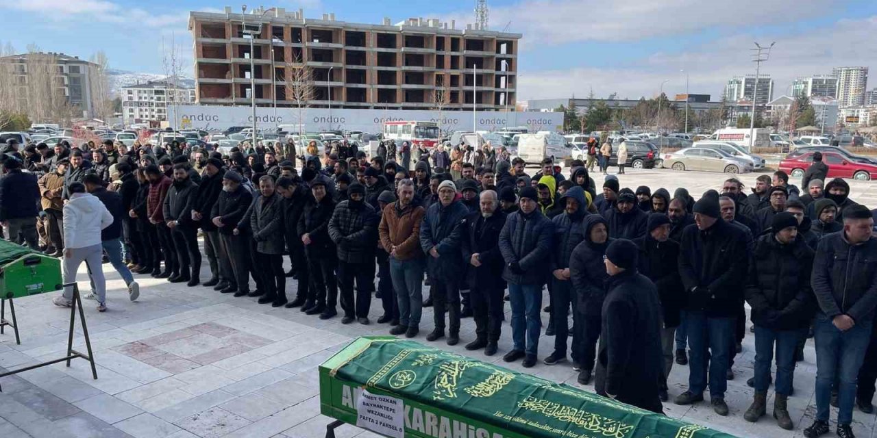 Enkaz altında kalan öğretmenin cenaze namazını imam olan ağabeyisi kıldırdı