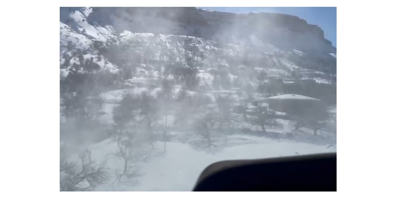 Mehmetçik, deprem nedeniyle ulaşılamayan köylere helikopterle yardım götürüyor